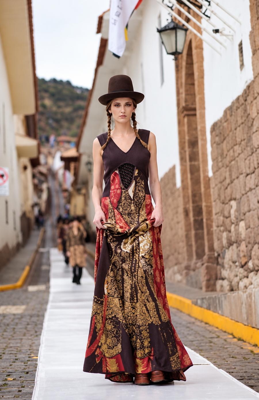 Pasarela en calle patrimonial del Cusco