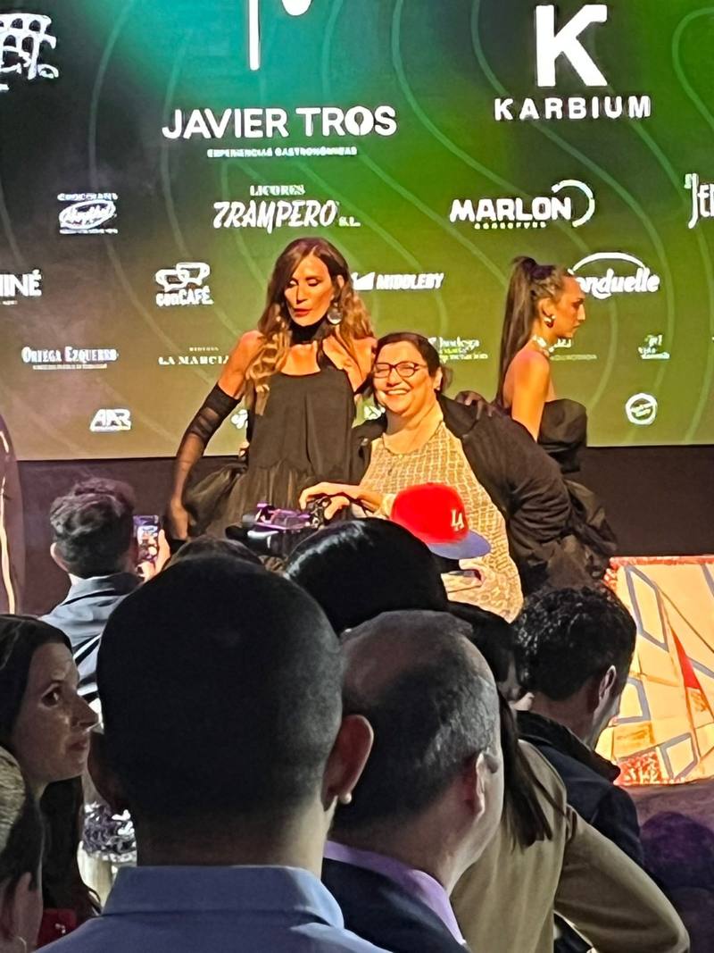 Pasarela con muro de patrocinadores